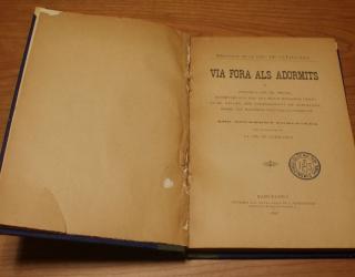 Via fora als adormits. En 1734, veinte años después de la derrota, salió este opúsculo, reivindicando las constituciones, así como denunciando el abandono por parte de Inglaterra. Después del redescubrimiento de este texto, en traducción francesa, en 1859, fue nuevamente publicado en 1898 por La Veu de Catalunya.