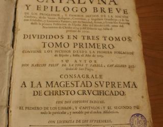Obra capital del historiografía catalana. Feliu de la Peña, la escribió para dar a conocer la historia de Cataluña a los extranjeros. Austracista convencido, el también autor de la obra Fénix de Catalunya, fue perseguido y encarcelado por las autoridades borbónicas.
