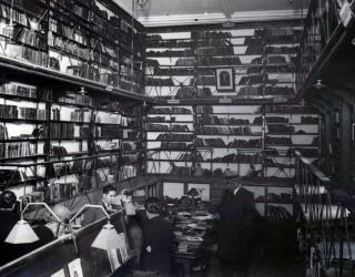 Rincón de la Biblioteca de San Ignacio antes de la guerra del 36 [Foto cedida por la Biblioteca Amigant, del Colegio de Jesuitas de Sarriá (San Ignacio)].